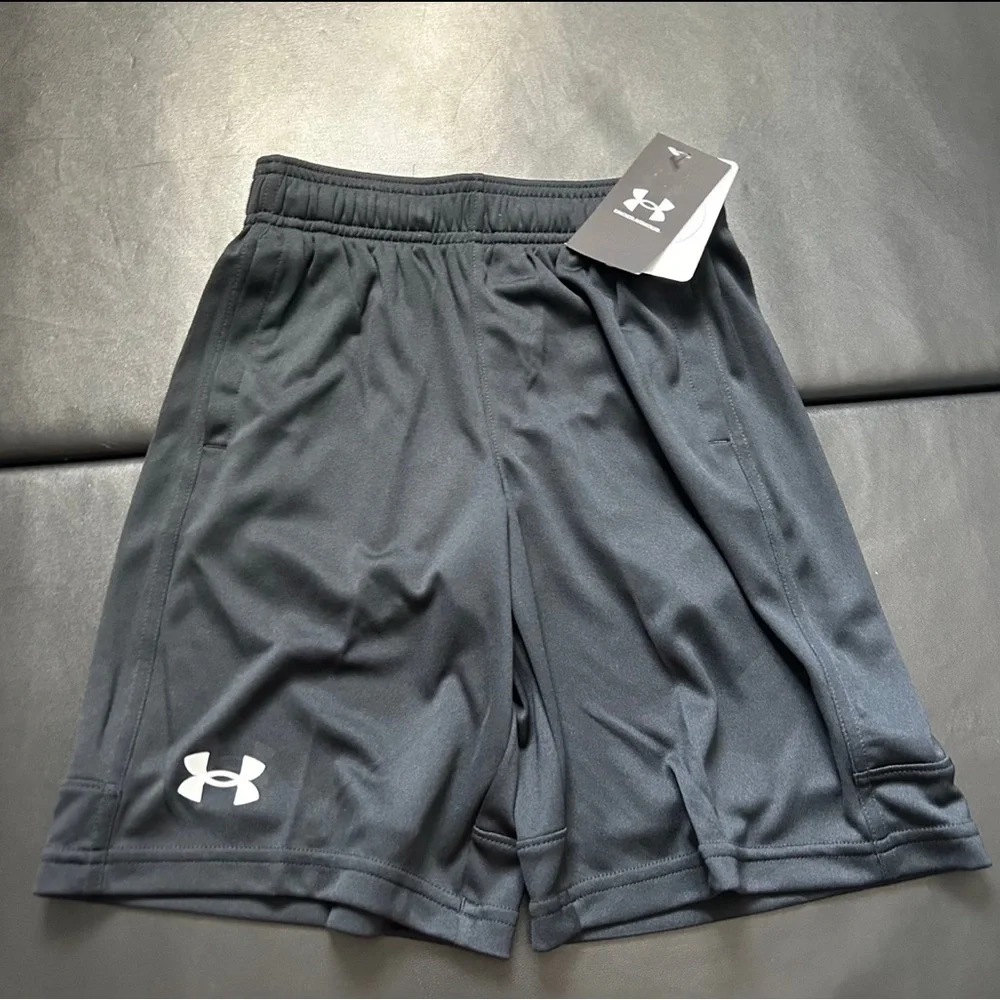 NWT Under Armour athletic set boys youth size small